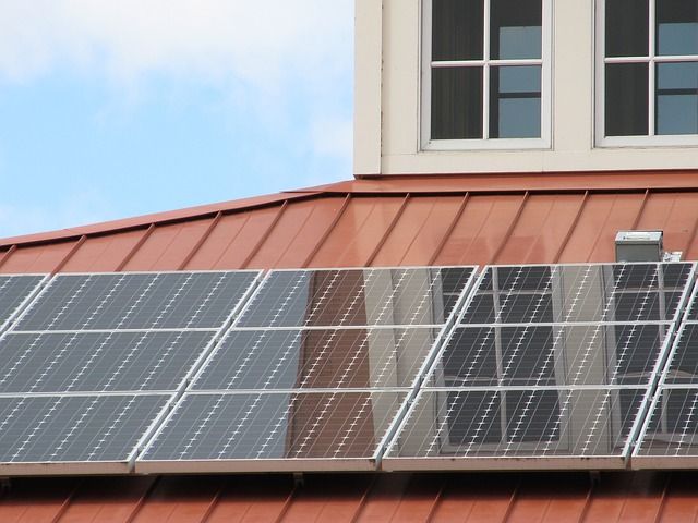 Pannelli fotovoltaici installati su tetto casa